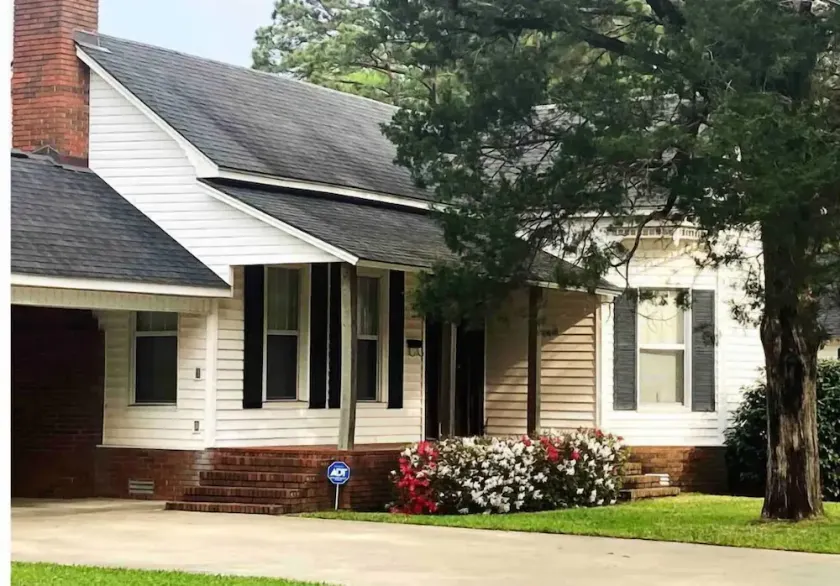 Luxury Victorian Home: King Master Suite EZ Access - Image 1