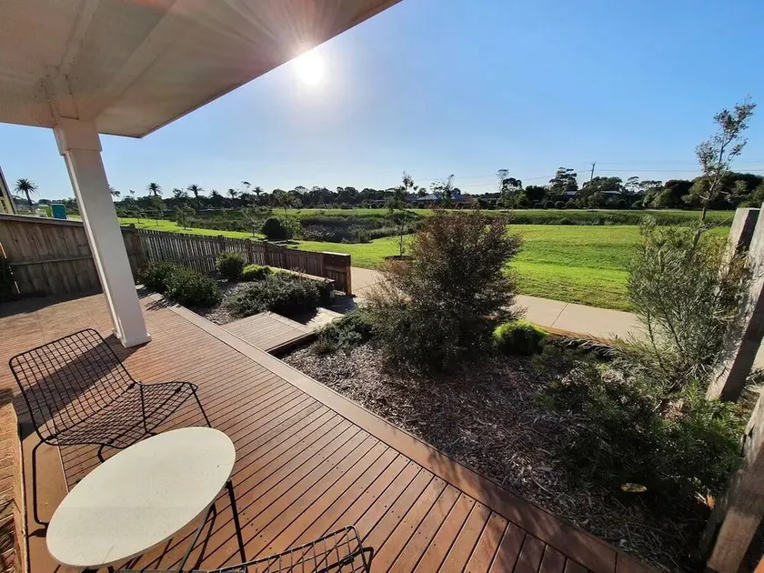 Spacious 3-bedroom home close to town and beach - Image 1