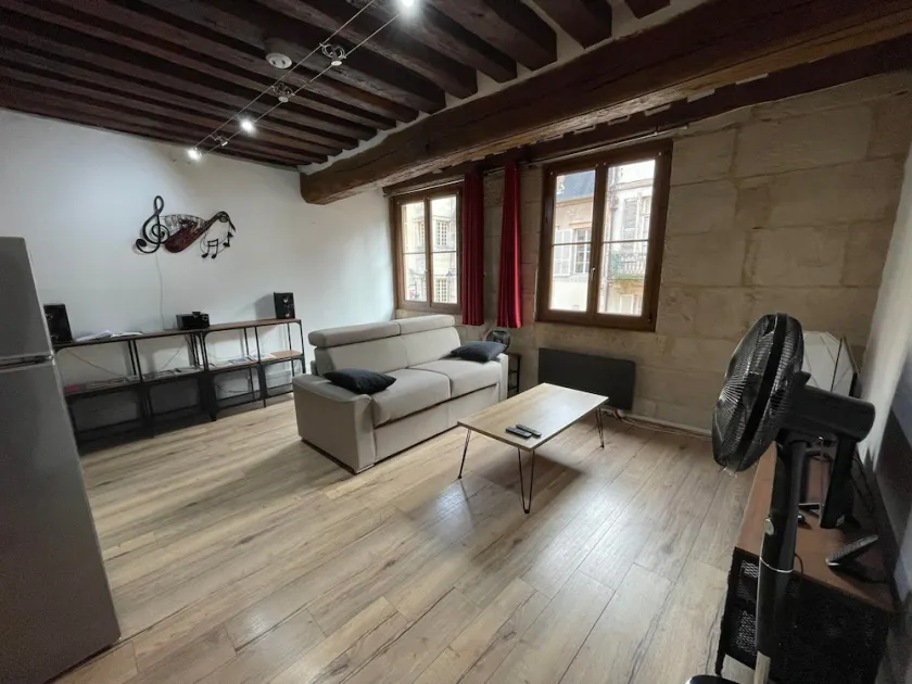 Apartment 2 - 55 m2 in the historic center of Semur en Auxois - Image 1