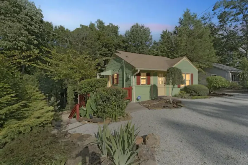 Dog Friendly Cozy Cottage Stay + Hot Tub & Hammock - Image 1