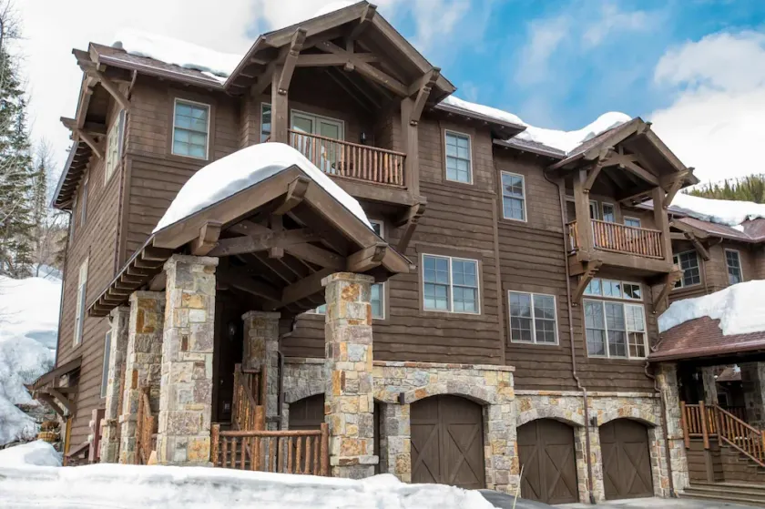 Luxury Ski-In/Ski-Out 4 bedroom Townhome with Private Hot Tub & Heated Garage! - Image 1