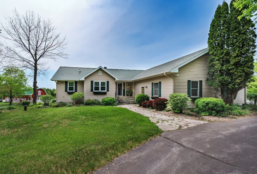 Great location! 5 BR 3 BA between Fish Creek and Ephraim, WI - Image 1