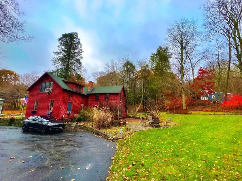 Historic 4 Bedroom Luxury Cabin with Private Waterfall & Lake Access - Image 1