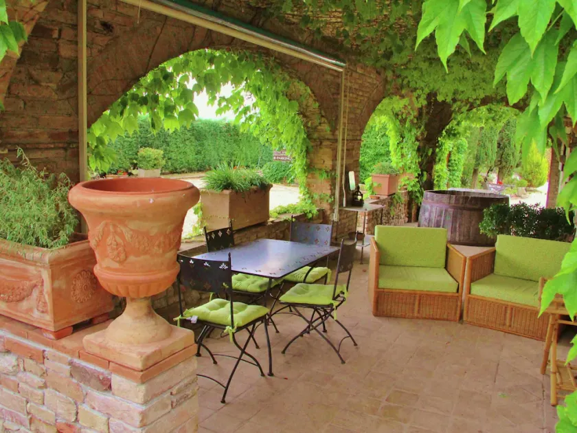 Farmhouse in Marsciano with vineyards olive groves - Image 1