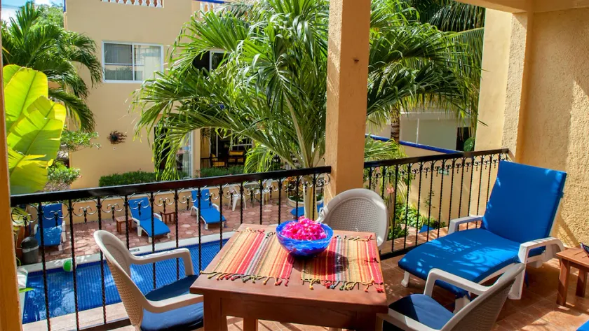 Large, very popular, airy apartment with kitchen and shaded private balcony - Image 1