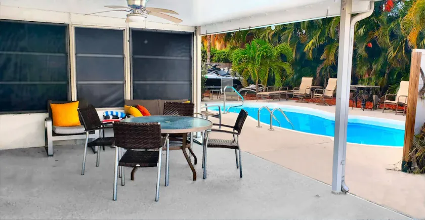 Charmig PRIVATE Suite Full Kitchen Bad Entry. Pool Hem. 5min: Strand, Stadium, PGA - Image 1