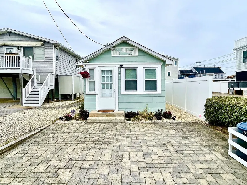 Single Family Home-Bay2Beach Beautiful Sunrise on the Beach & Sunsets on the Bay - Image 1