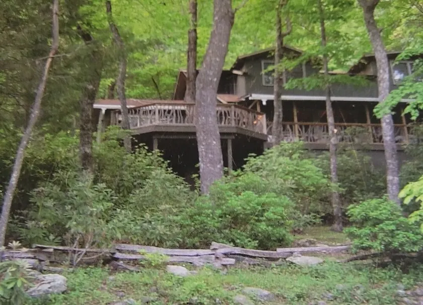 Belle maison de montagne nichée dans la cime des arbres, à seulement 3 km du centre-ville. - Image 1