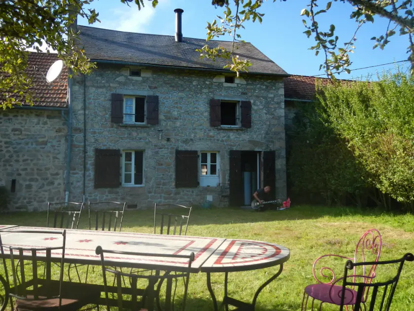 House between fields and forest with a large enclosed garden in a hamlet in the Creuse region - Image 1