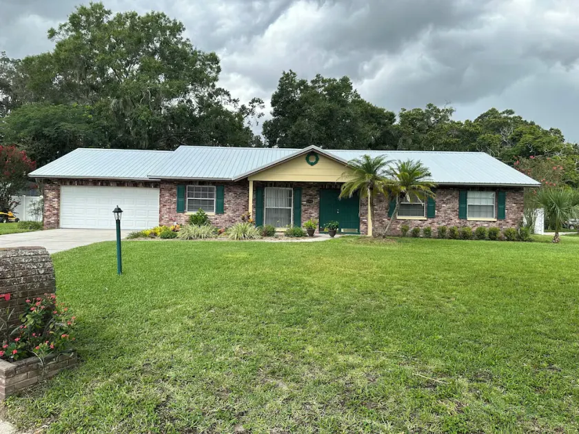 Lake Valrico's Camelot Court with HEATED POOL & access to private lake - Image 1