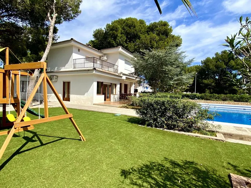 Große Villa mit eigenem Pool in der Nähe des Strandes - Image 1