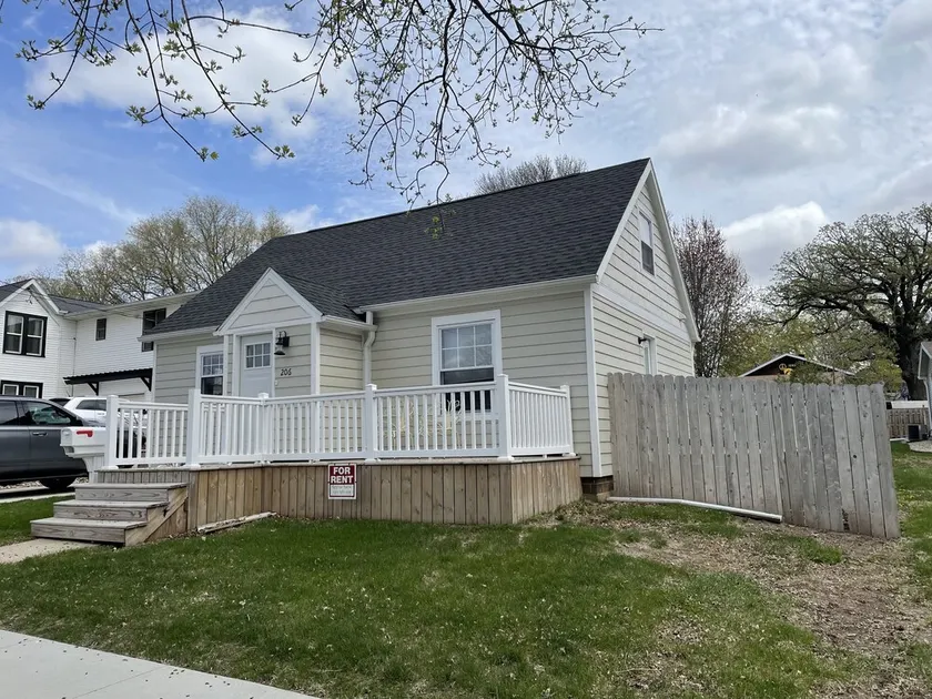 Summer Breeze - Newly Remodeled Quaint Home - 7 blocks from beach - Image 1