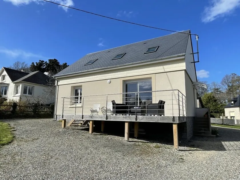 Charming 3-Bedroom House Near Beach with Garden, Free WiFi, and Parking - Image 1