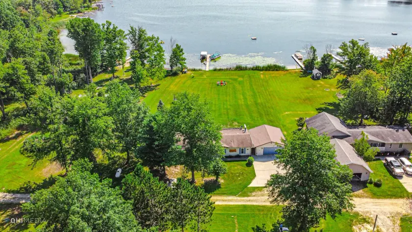 Lake Front Home with Plenty of Space inside and outside. 100 Ft of Lake Frontage - Image 1