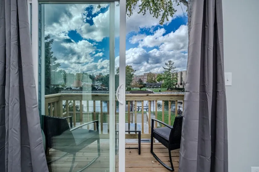 3BR 2BTH Waterfront Vacation Rental on Riverwalk to Downtown McHenry with Pier - Image 1