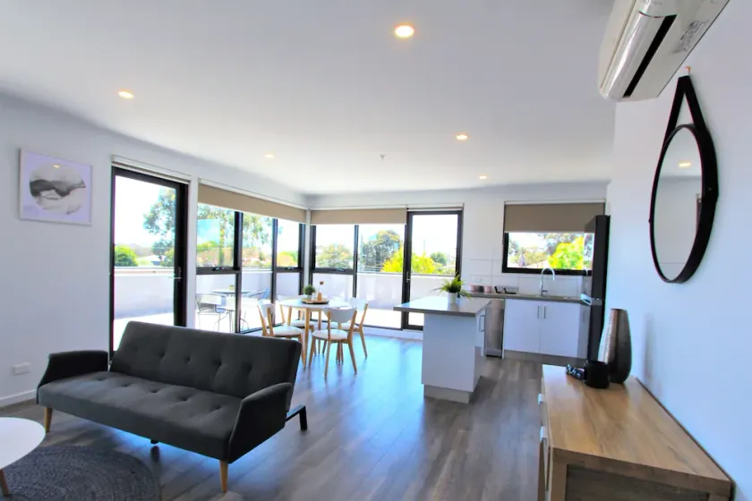 Boutique Heidelberg Heights 2BR Apartment 105 - Image 1