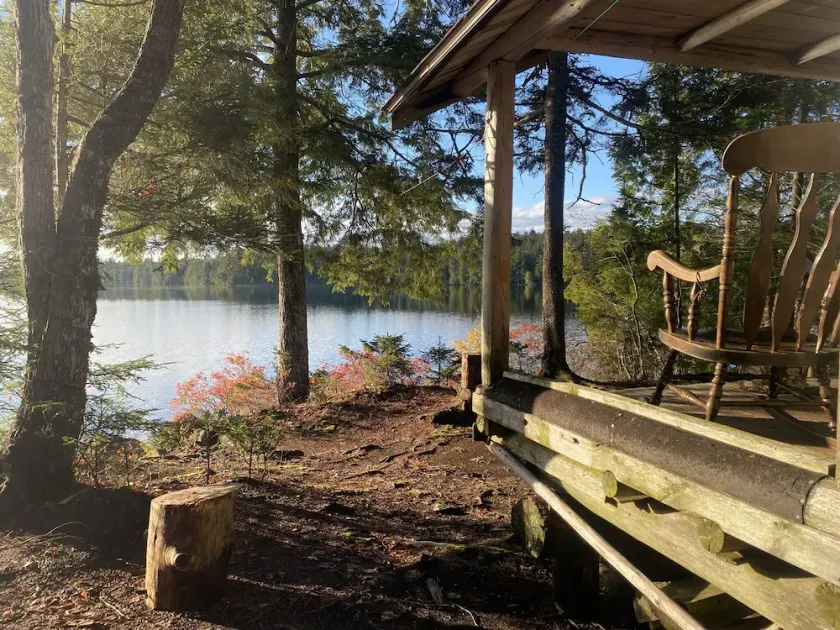 Gehen Sie zu dieser einsamen Hütte am See in Downeast Maine - Image 1