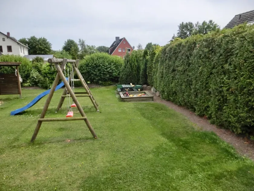 Idyllisches Kleines Blockhaus in Großer Gepflegter Gartenlage - Image 1