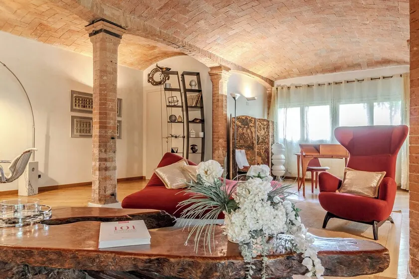 HouSmart Luxury Suite Golf Club - Image 1