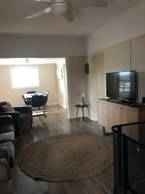 Fully renovated 3 bedroom house. Sleeps 7 Available October Long weekend. - Image 1
