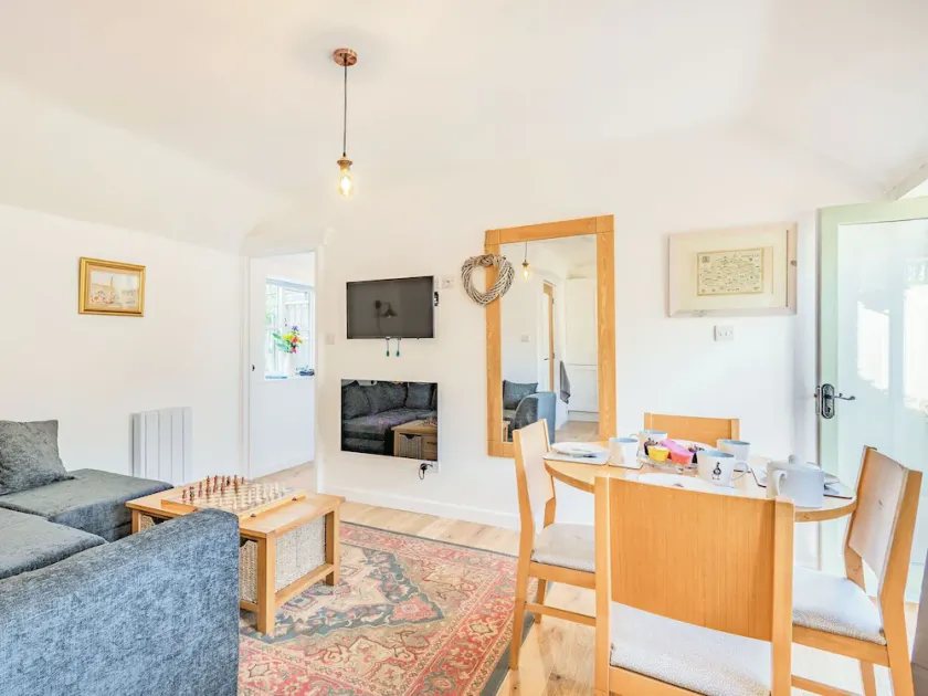 A beautiful cottage to indulge and delight. - Image 1