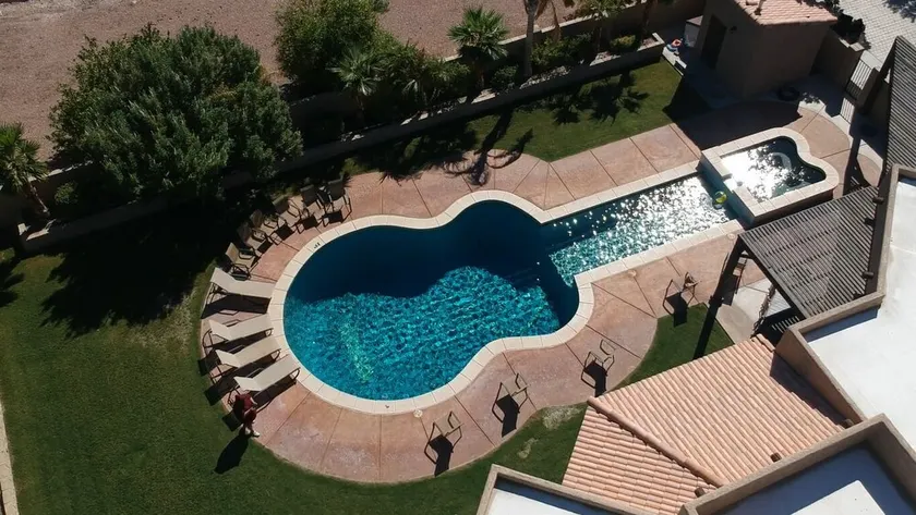 Piscine en forme de guitare! - Image 1