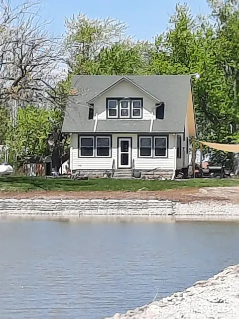 4-bedroom a short drive to the beaches, fishing, boat, jet express to Put In Bay - Image 1