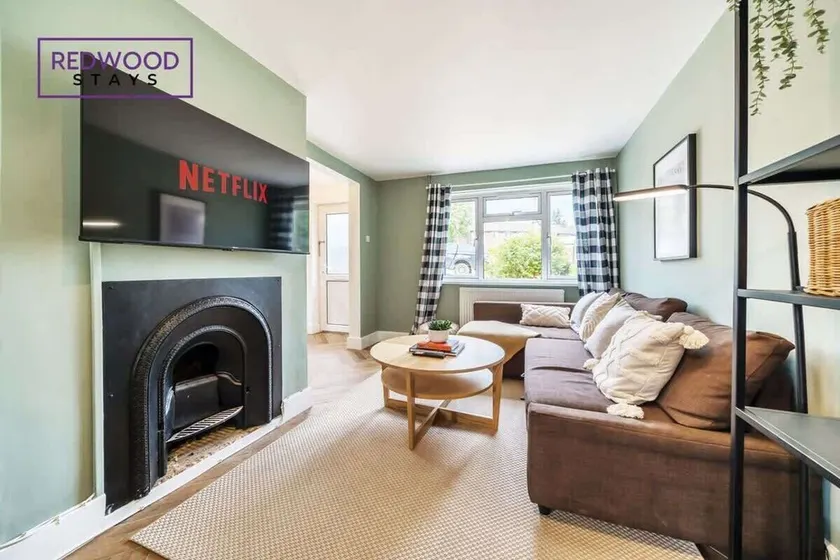 2 Bed 1 Bath House, Perfect for Corporate, Contractors & Families Free Parking, Garden, Netflix By Redwood Stays - Image 1