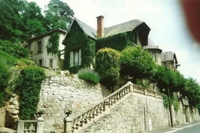 Old house with character. Walled garden . Swimming pool and shops at 300 m - Image 1