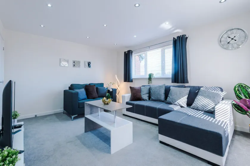 Vidale Court, 3 Bedroom House with River Irwell view, sleeps 6 - Image 1