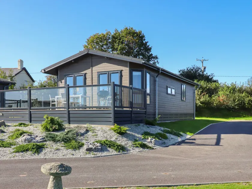 BIRCH LODGE, pet friendly, character holiday cottage in Newton Abbot - Image 1