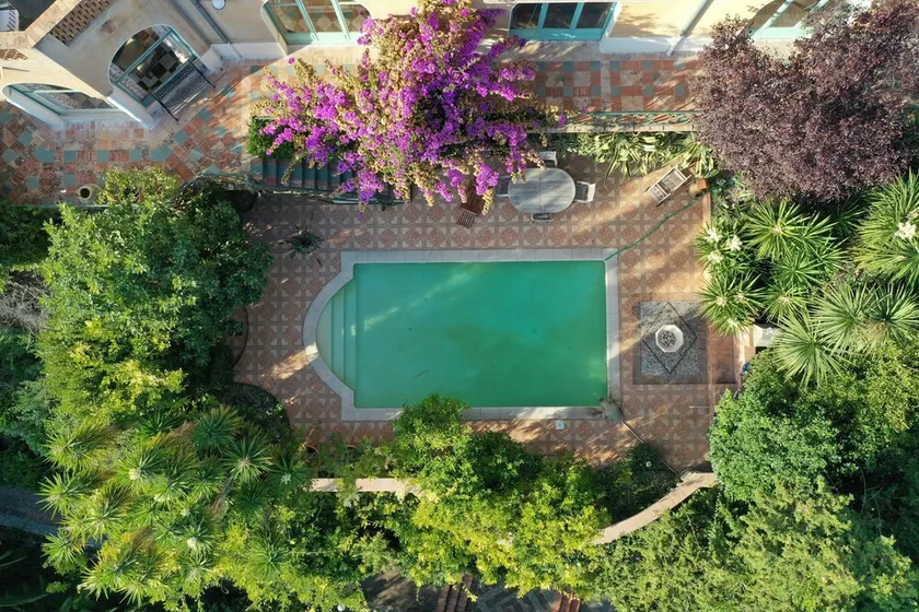 Neo-Provencal perfumer's villa with listed park and breathtaking views - Image 1