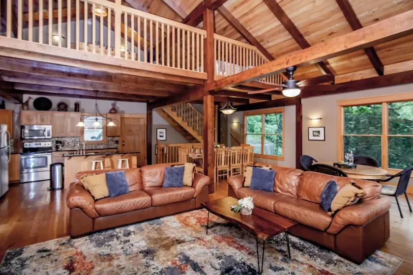 Gratis aften: Lav Ozarks-erindringer i dette brugerdefinerede Lakefront Post og Beam Home - Image 1