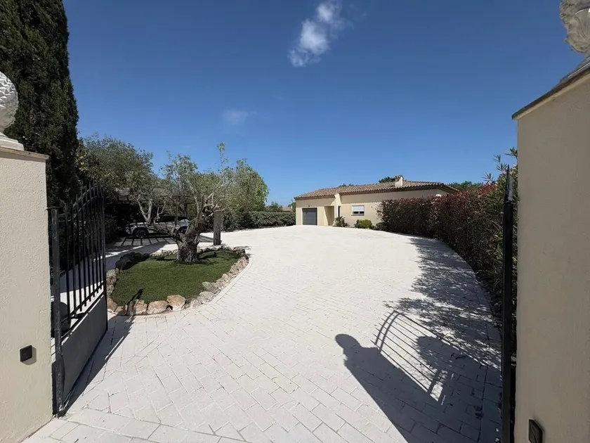 Villa Grimaud 4 bds 190 m² on 2000 m² of garden, private swimming pool 11x5m - Image 1