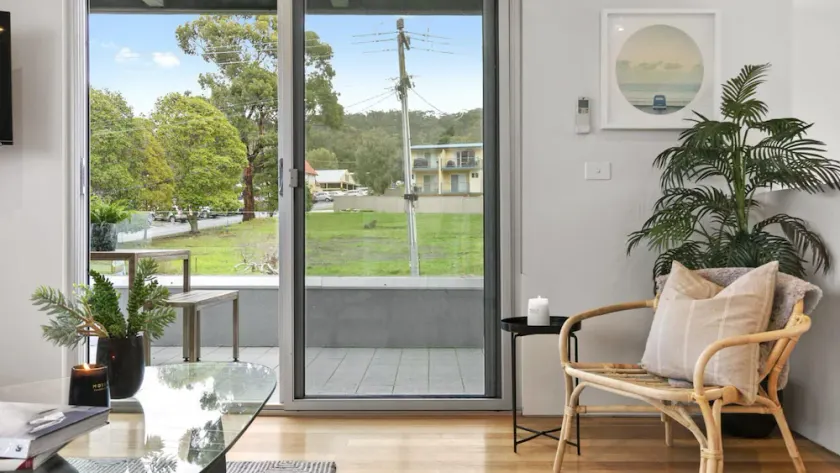 SURF CENTRAL - Wifi, double garage & smack bang in the middle of town - Image 1