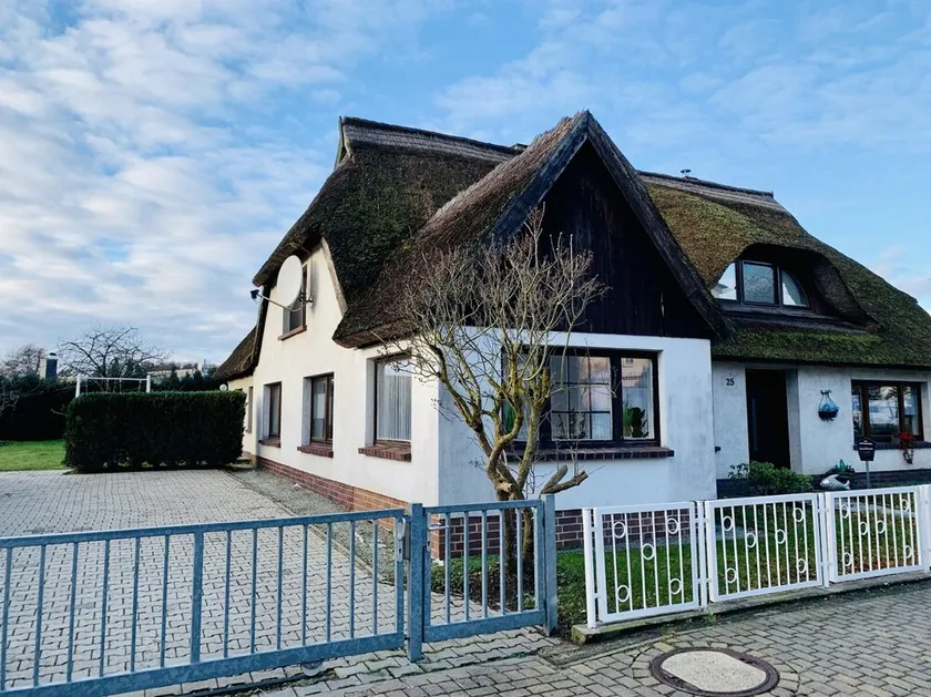 \"Kapitäns Hus no.2: Spacious Vacation Home with Sauna & Garden!\" - Image 1