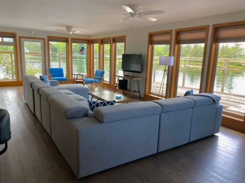 Riverside retreat with bay views - Image 1