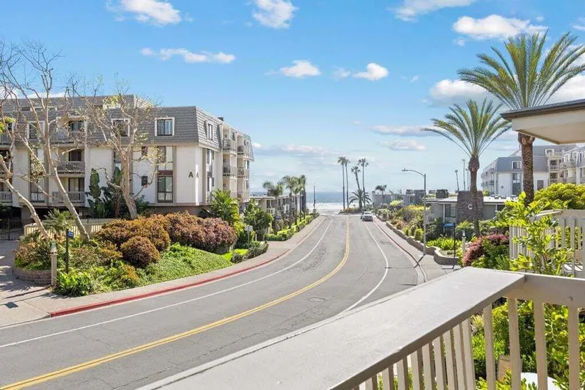 Beautiful Upstairs Corner Cottage - Ocean view from Balcony NCV B2 - Image 1