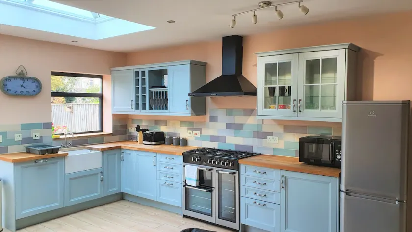 5 Bed, 2 Bath Home + Terrace, Garden & Parking - Image 1