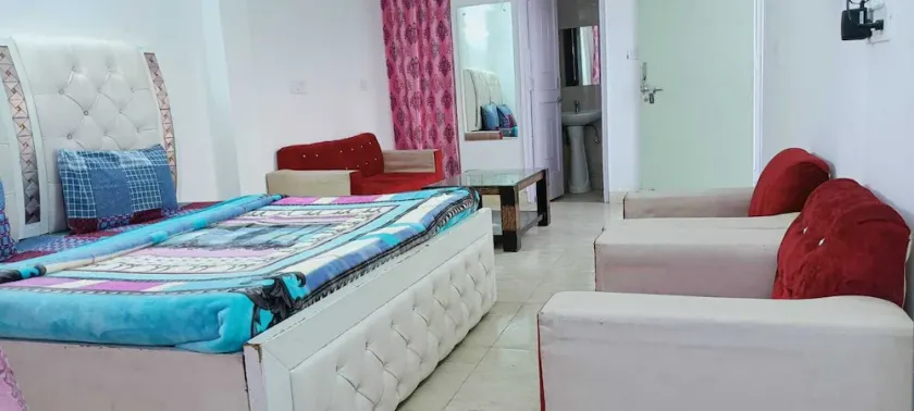 Couple friendly private flat in posh lajpat nagar with attached kitchen, washroom, fridge, powerful - Image 1