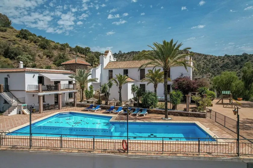 Convento do século XVII, oferecendo férias em família com piscina, tênis e vistas incríveis - Image 1