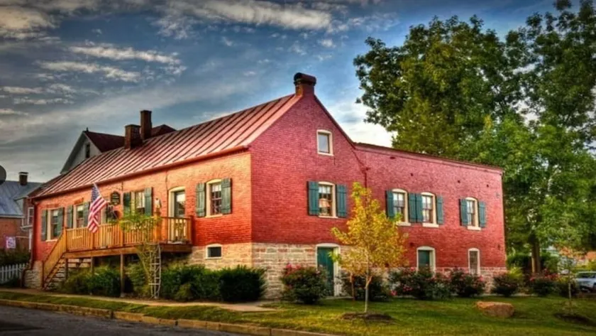 Charming 3 Bedroom 2 Bath Home in Historic Downtown Hermann, Mo. - Image 1