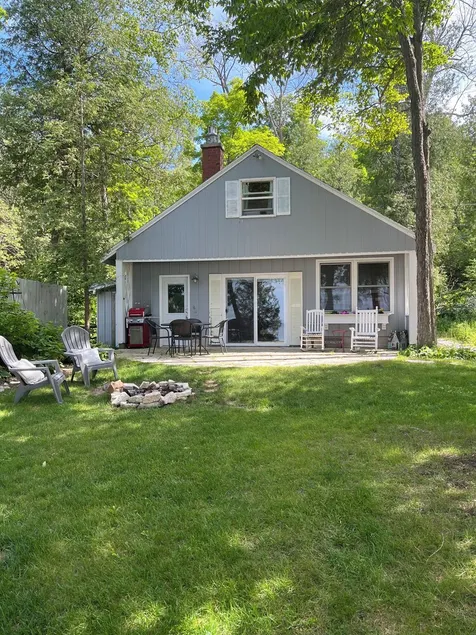 Waterfront 1 bedroom and loft cottage with small private pier on Garrett Bay - Image 1