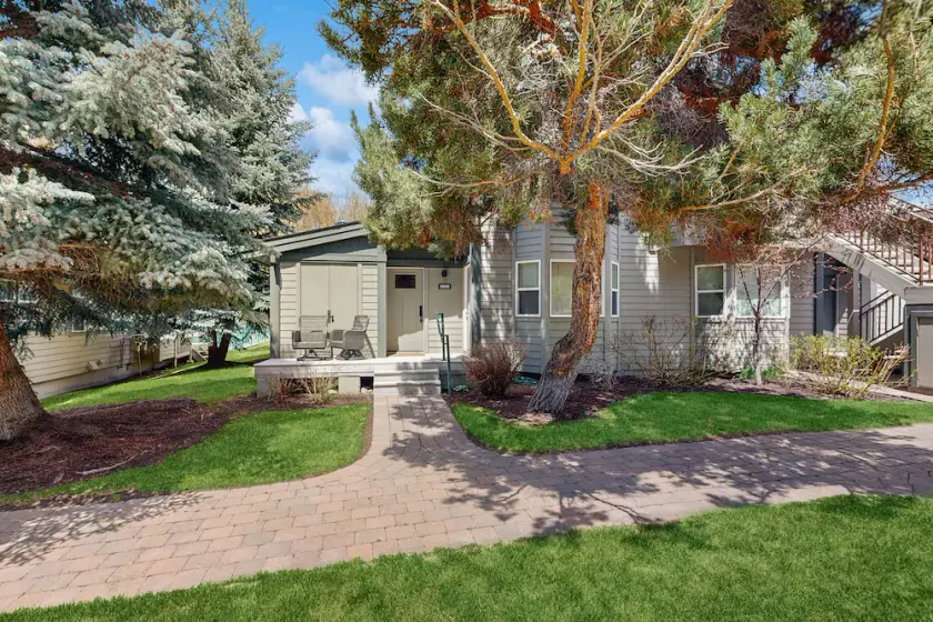 Lovely home with mountainview, fireplace, tennis, skiing, & washer/dryer - Image 1