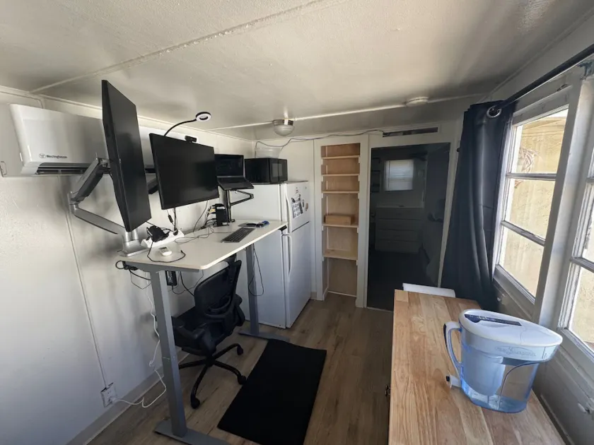 Midtown Charm: 1BR Urban Pad - Image 1