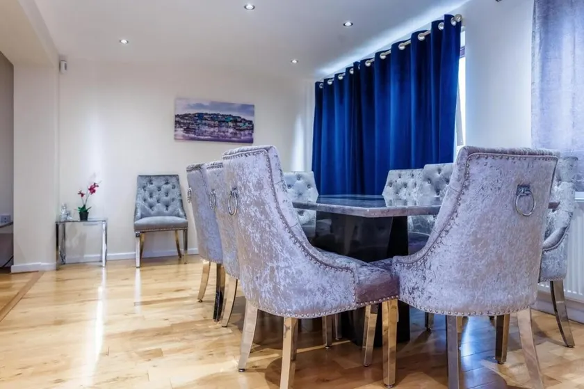 10 Guests - 5 Bedrooms - Free Parking - Lux House - Image 1