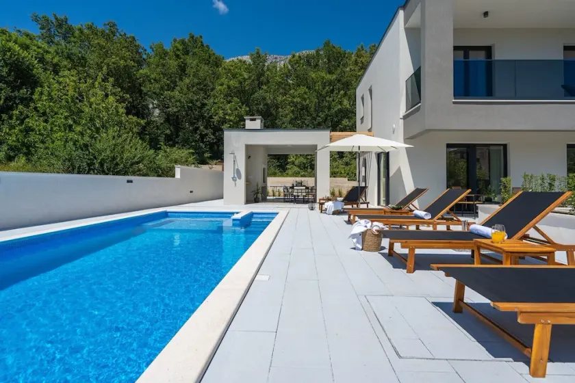 Stylish property with heated 32sqm private pool, 3 bedrooms, 3 bathrooms, table tennis and table soccer - Image 1