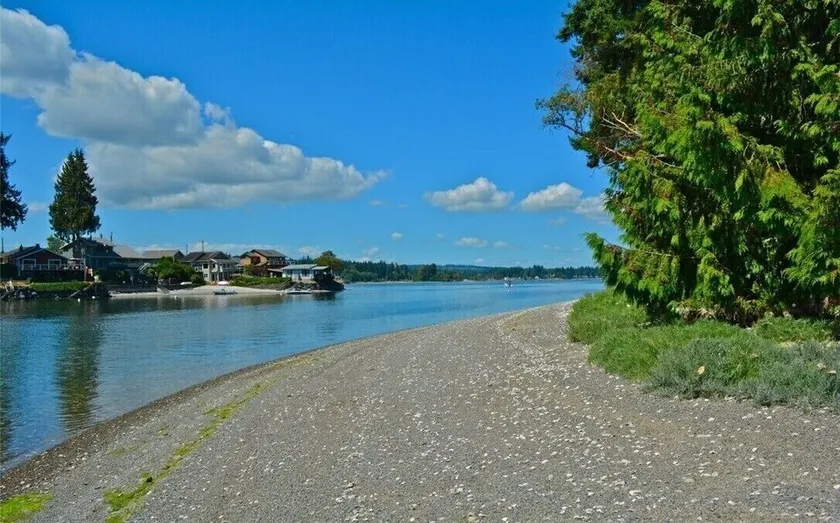 PEACEFUL WATERFRONT RETREAT 30-MINUTE FERRY RIDE FROM SEATTLE! - Image 1