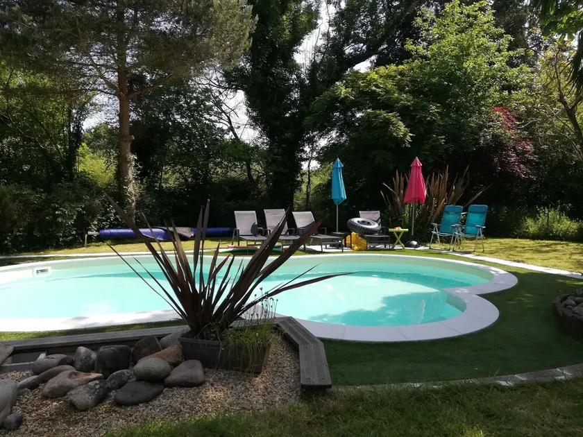 Konverterad bretonska stalllada med uppvärmd pool i vackra miljö - Image 1