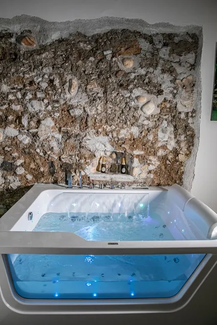 Salerno City Center, 100 meters from the sea, artistic lighting, hot tub. PERFECT - Image 1